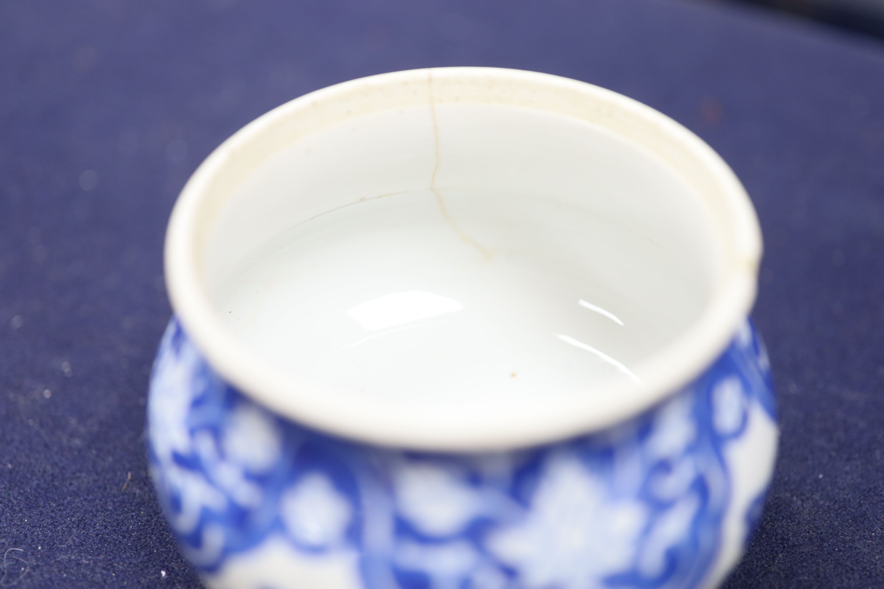 A pair of Chinese blue and white dishes and a similar jar and cover, tallest 12cm